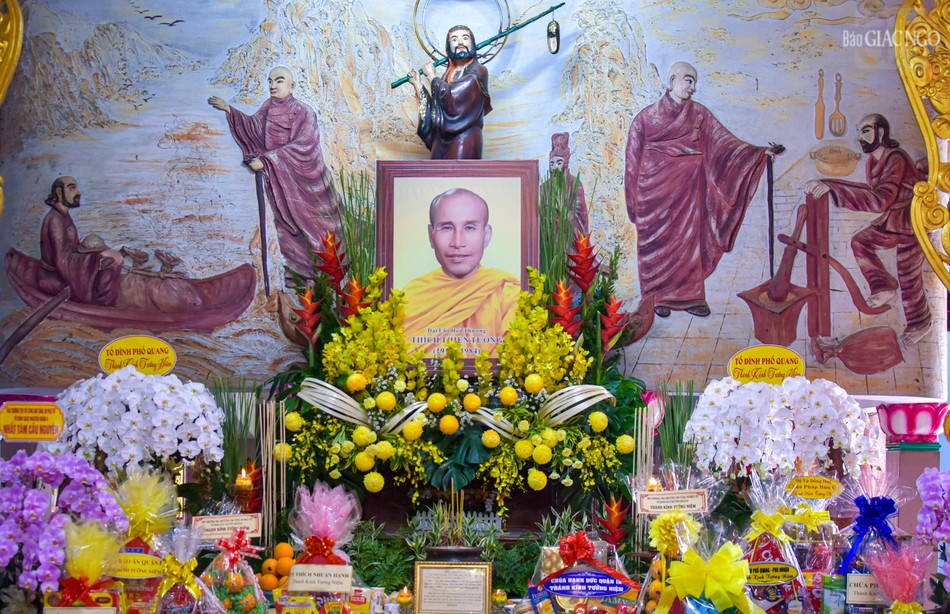 Giác linh đài Hòa thượng Thích Thiện Tường tại tổ đường tổ đình Vạn Thọ Giác linh đài Hòa thượng Thích Thiện Tường tại tổ đường tổ đình Vạn Thọ