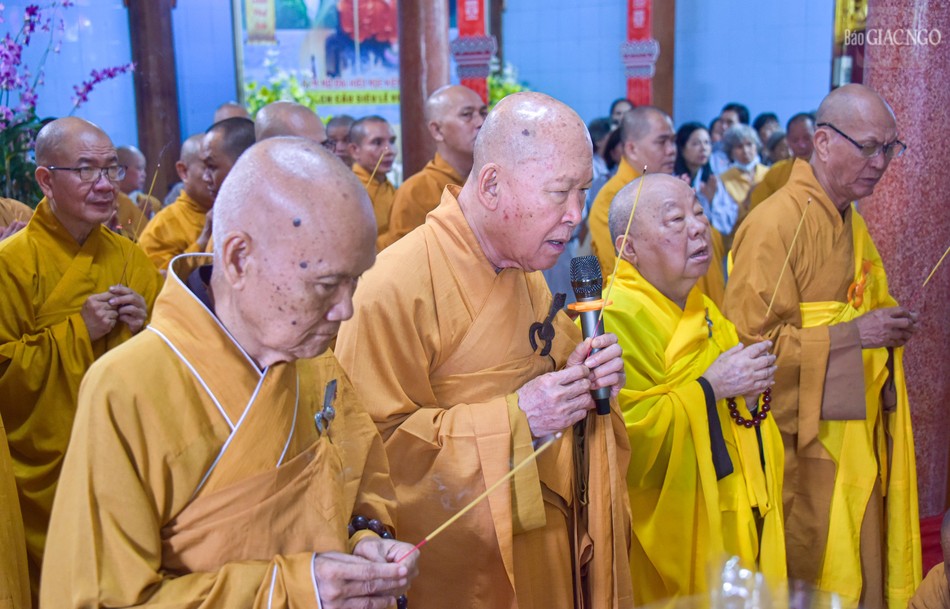 Hòa thượng Thích Minh Nghĩa cùng chư vị Hòa thượng dâng hương tưởng niệm Hòa thượng Thích Minh Nghĩa cùng chư vị Hòa thượng dâng hương tưởng niệm