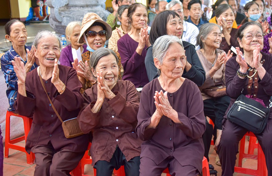 Người dân hoan hỷ chờ nhận quà tại chùa Linh Sơn