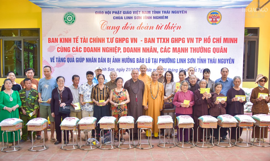 Phái đoàn Trung ương GHPGVN trao 1.000 phần quà đến người dân tại tỉnh Thái Nguyên