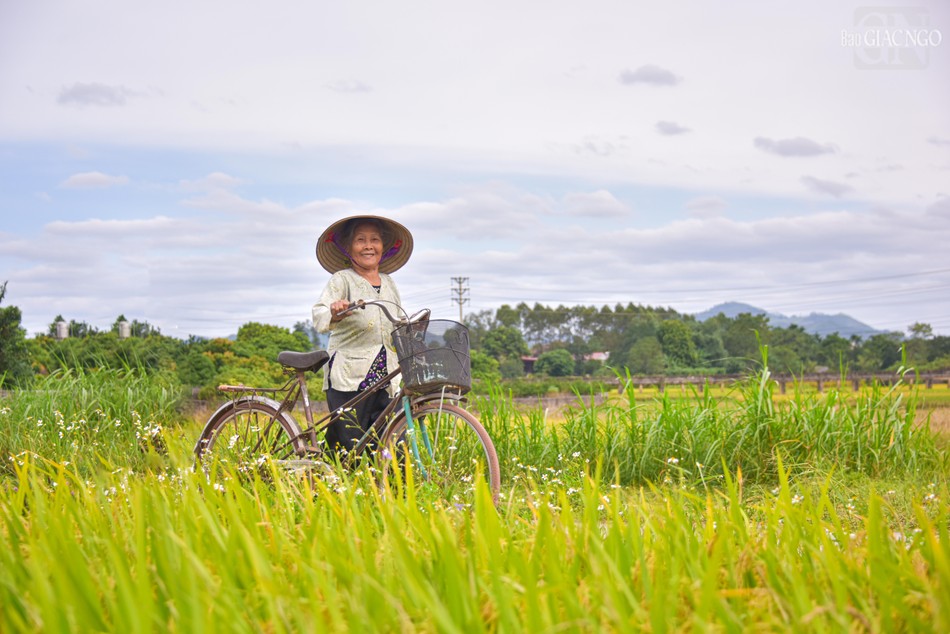Niềm vui của một cụ bà sau khi nhận quà về