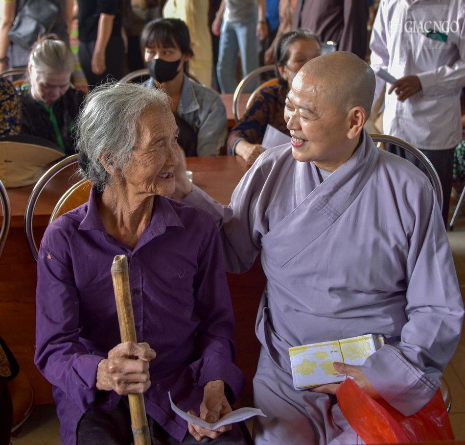 Ni trưởng Thích nữ Huệ Tuyến, Phó Trưởng Phân ban Ni giới T.Ư, Phó Trưởng ban Kinh tế - Tài chính T.Ư thăm hỏi 1 cụ bà tại thôn Vòng Huyên, xã Bố Hạ, tỉnh Bắc Ninh