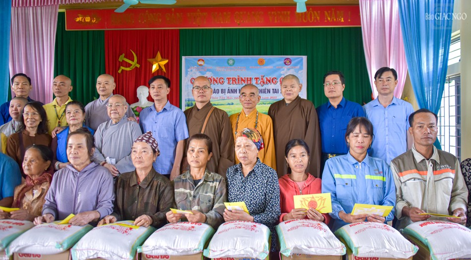 Thượng tọa Thích Tuệ Hải, Phó Trưởng ban Kinh tế - Tài chính T.Ư, Phó ban Từ thiện xã hội T.Ư kiêm Trưởng Phân ban cứu trợ nhân đạo, trụ trì chùa Long Hương (Đồng Nai) cùng các thành viên trong đoàn tặng quà đến người dân tại tỉnh Bắc Ninh