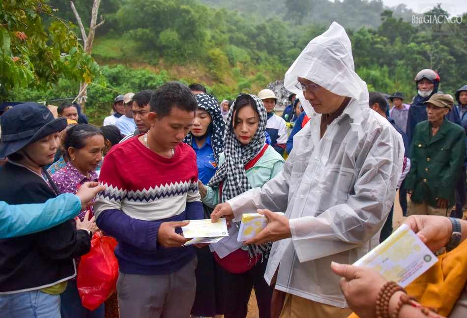Trao quà đến người dân tại bản Trung Thắng, tỉnh Nghệ An