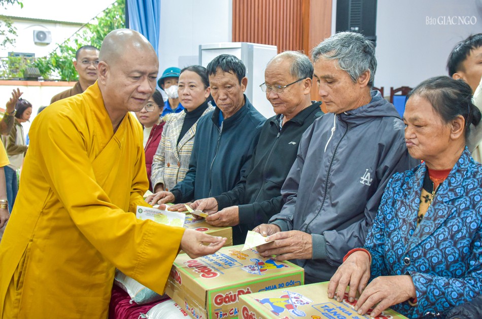 Thượng tọa Thích Minh Quang, Trưởng ban Điều phối GHPGVN tại Lào trao quà đến người dân