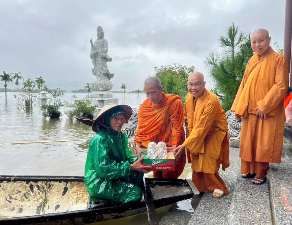 Tặng quà đến 1 cụ già