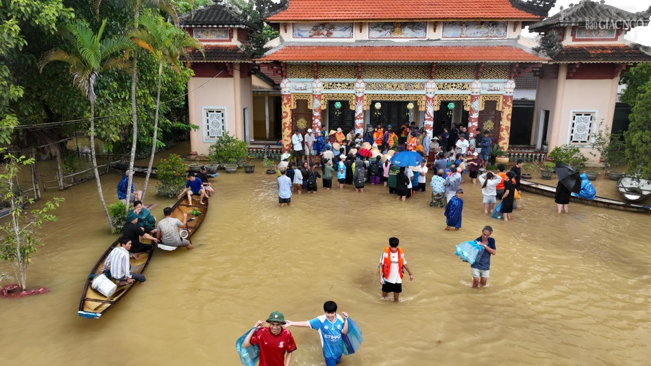 Người dân tổ dân phố Giáp Tây đến nhận quà