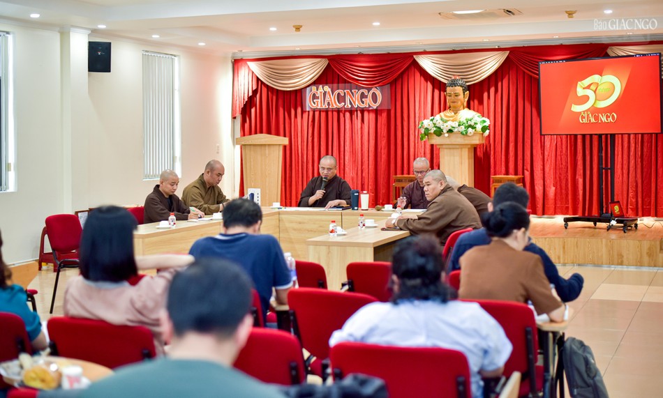 Quang cảnh buổi họp