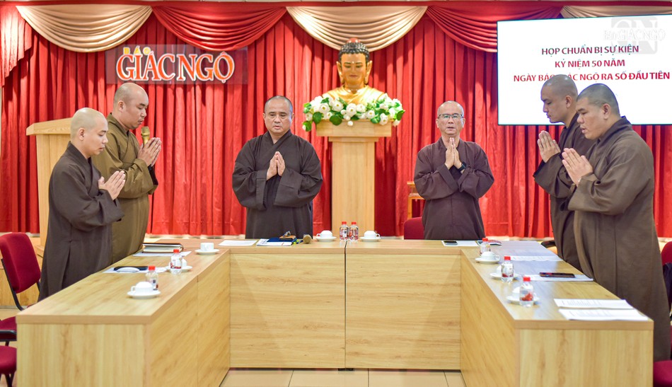 Chư tôn đức niệm Phật cầu gia bị trước buổi họp và dành một phút tưởng niệm Thượng tọa Thích Quảng Tánh, một cộng sự gắn bó 20 năm tại báo, đã viên tịch vào ngày 2-9-2025