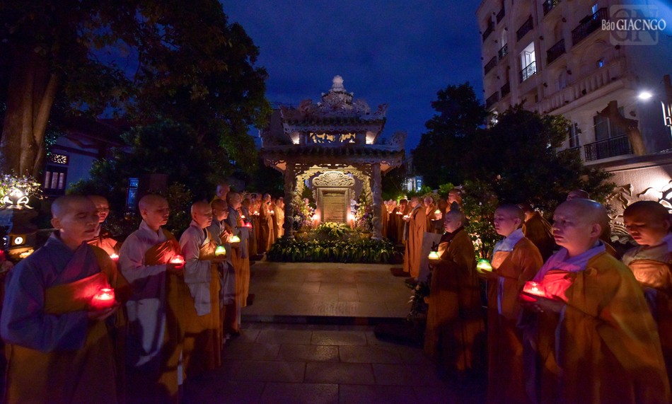 Không khí thiêng liêng của đêm hoa đăng tưởng niệm cố Hòa thượng Thích Minh Châu và các Giáo sư, Tăng Ni sinh đã qua đời tại tháp Pháp Lạc