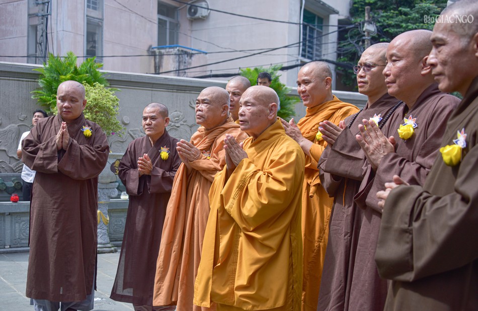 Trưởng lão Hòa thượng Thích Thiện Nhơn cùng chư tôn đức tưởng niệm tại tháp Pháp Lạc