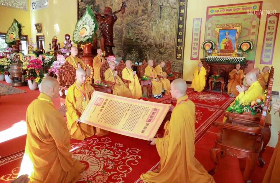 Ban Kiến đàn thực hiện nghi thức cung an chức sự đàn giới Tỳ-kheo