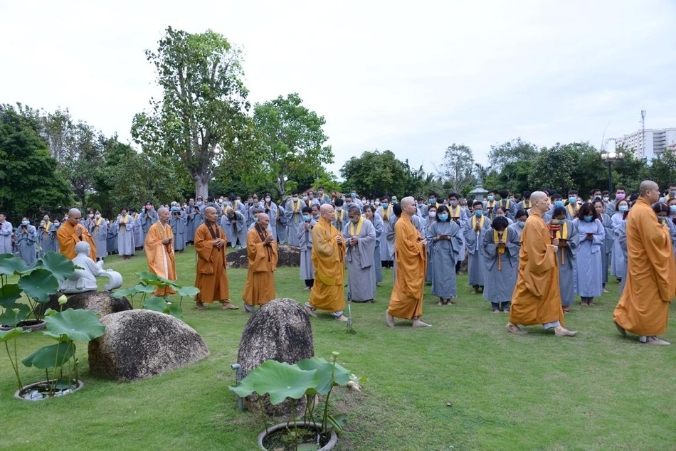Chư Tăng và Phật tử đồng thanh niệm Phật