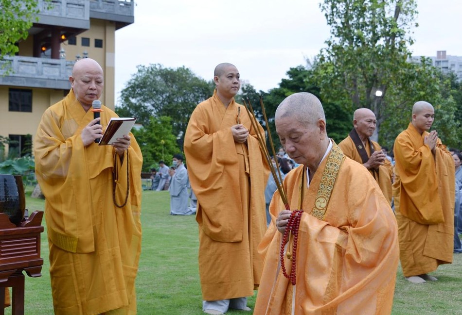 Trưởng lão Hòa thượng niêm hương trước Phật đài - Ảnh: Bảo Toàn Trưởng lão Hòa thượng niêm hương trước Phật đài - Ảnh: Bảo Toàn