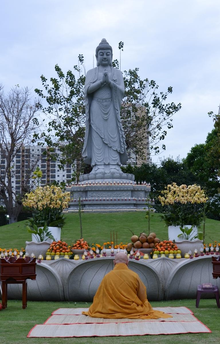 Tôn tượng thiết trí trang nghiêm trong khuôn viên chùa