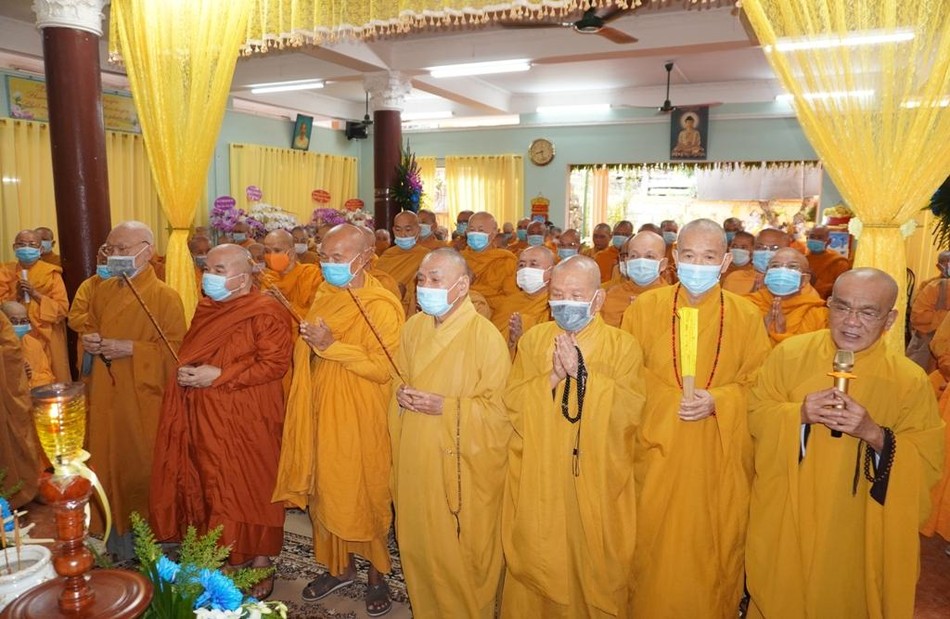 Chư tôn đức Trung ương Giáo hội và hệ phái Khất sĩ niêm hương tưởng niệm Chư tôn đức Trung ương Giáo hội và hệ phái Khất sĩ niêm hương tưởng niệm