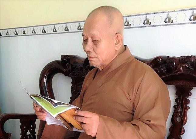 TT.Thích Giác Huệ đọc báo Giác Ngộ mỗi ngày TT.Thích Giác Huệ đọc báo Giác Ngộ mỗi ngày