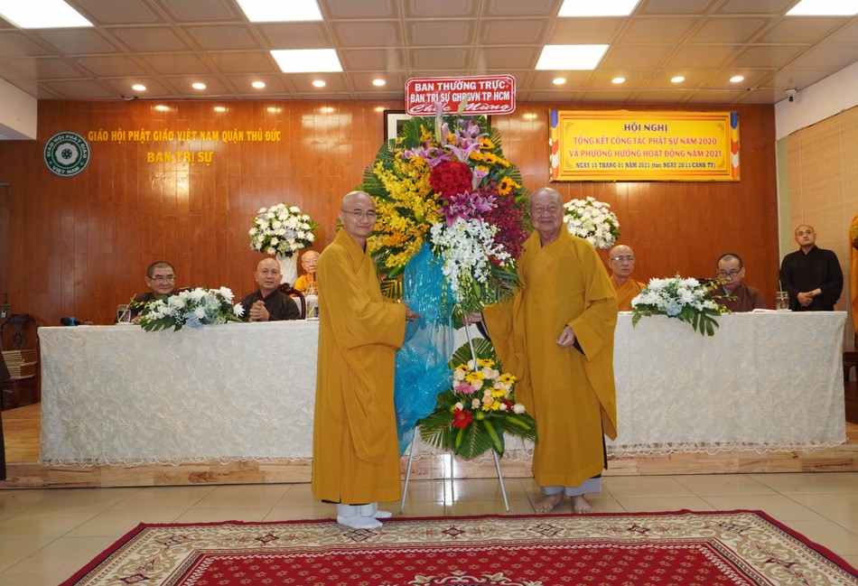 Thượng tọa Thích Thiện Quý, Phó ban kiêm Chánh Thư ký Ban Trị sự TP tặng hoa chúc mừng Thượng tọa Thích Thiện Quý, Phó ban kiêm Chánh Thư ký Ban Trị sự TP tặng hoa chúc mừng