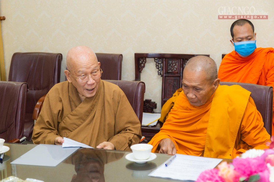 Trưởng lão Hòa thượng Châu Ty (bên phải)