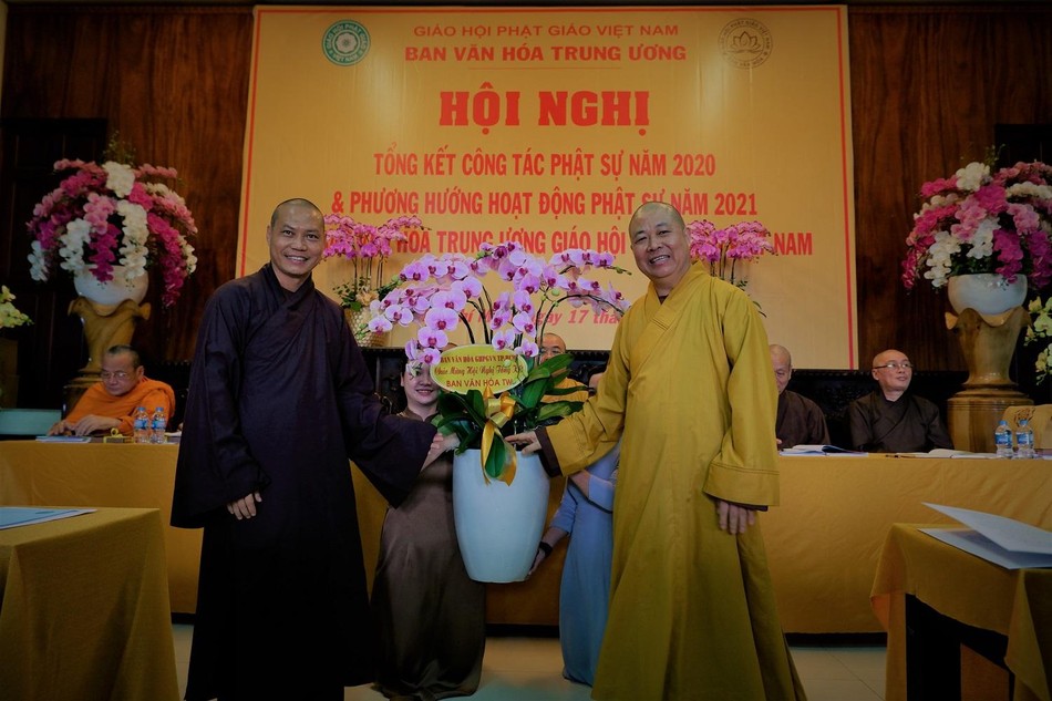 Tặng hoa chúc mừng hội nghị Tặng hoa chúc mừng hội nghị