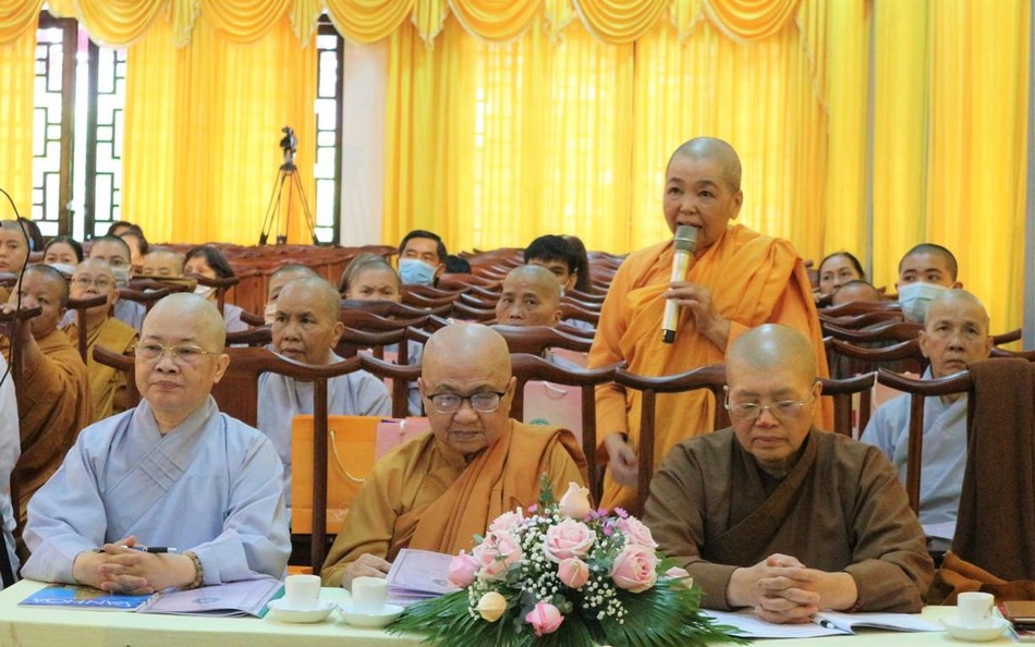 Chư tôn đức Tăng Ni thành viên phát biểu tại hội nghị Chư tôn đức Tăng Ni thành viên phát biểu tại hội nghị