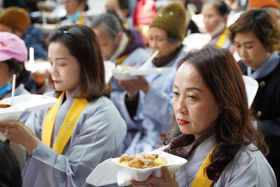 Hướng dẫn Phật tử thọ trai trong chánh niệm