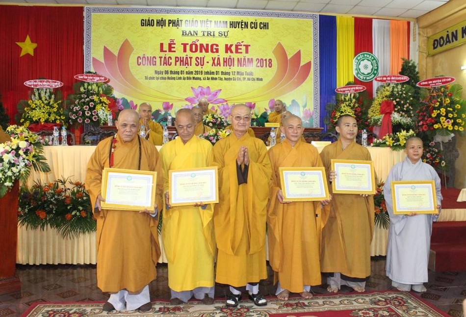 Chư tôn đức nhận Bằng Tuyên dương công đức của Ban Trị sự GHPGVN TP.HCM trao tặng - Ảnh: Như Danh Chư tôn đức nhận Bằng Tuyên dương công đức của Ban Trị sự GHPGVN TP.HCM trao tặng - Ảnh: Như Danh