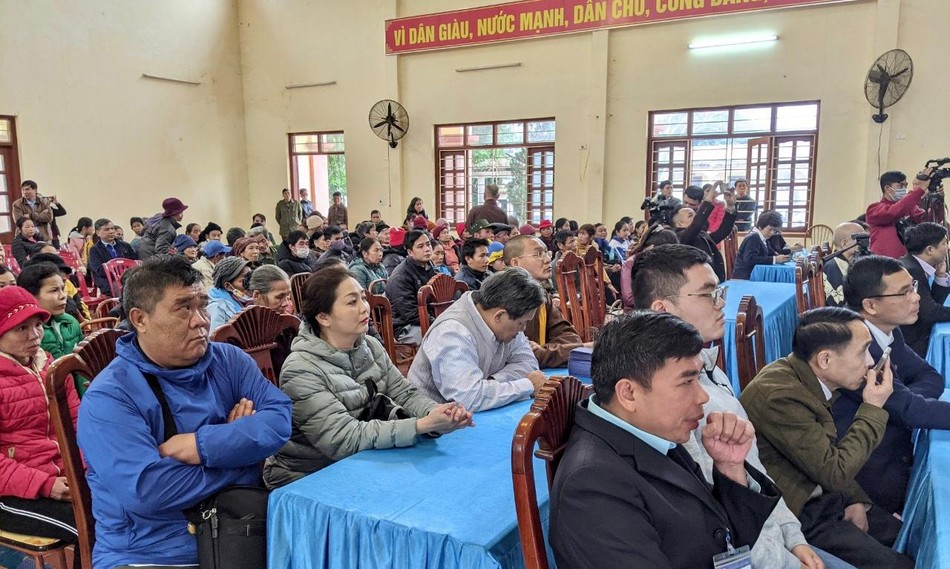 Đông đảo bà con tập trung tại trụ sở Ủy ban Nhân dân xã Yên Trạch, huyện Đại Từ Đông đảo bà con tập trung tại trụ sở Ủy ban Nhân dân xã Yên Trạch, huyện Đại Từ