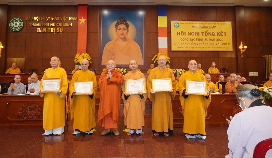 Trao Bằng Tuyên dương công đức đến các cá nhân Trao Bằng Tuyên dương công đức đến các cá nhân