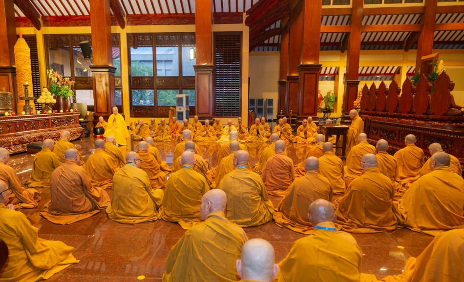 Chư Tăng bố-tát, nghe giới tại chánh điện Việt Nam Quốc Tự - Ảnh: Anh Quốc