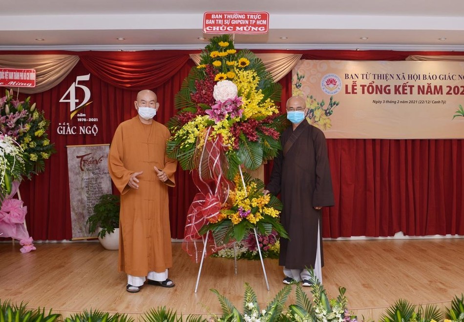 Đón nhận hoa chúc mừng của Ban Thường trực Ban Trị sự GHPGVN TP.HCM Đón nhận hoa chúc mừng của Ban Thường trực Ban Trị sự GHPGVN TP.HCM