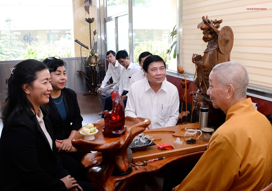 Phái đoàn lãnh đạo UBND TP.HCM đến chùa Huê Nghiêm - TP.Thủ Đức Phái đoàn lãnh đạo UBND TP.HCM đến chùa Huê Nghiêm - TP.Thủ Đức