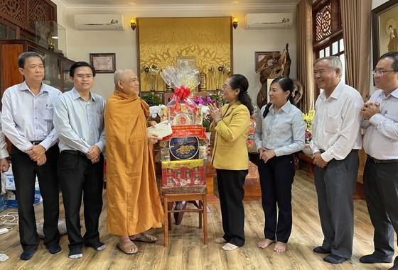 Bà Nguyễn Thị Lệ và phái đoàn chúc Tết Hòa thượng Thích Giác Toàn - Ảnh: Hoàng Hùng Bà Nguyễn Thị Lệ và phái đoàn chúc Tết Hòa thượng Thích Giác Toàn - Ảnh: Hoàng Hùng