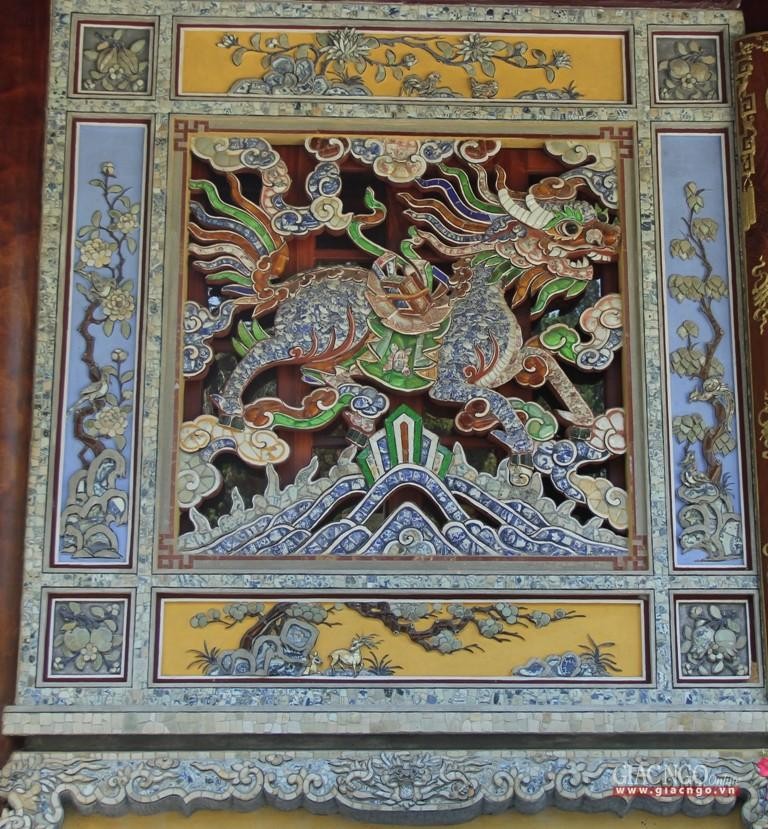 Hai bức Long mã tải hà đồ được giữ lại và gắn vào vị trí ban đầu Hai bức Long mã tải hà đồ được giữ lại và gắn vào vị trí ban đầu