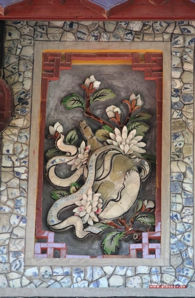 Họa tiết hoa lá, chữ được khảm sành tinh xảo dựa theo hình ảnh của họa tiết cũ Họa tiết hoa lá, chữ được khảm sành tinh xảo dựa theo hình ảnh của họa tiết cũ