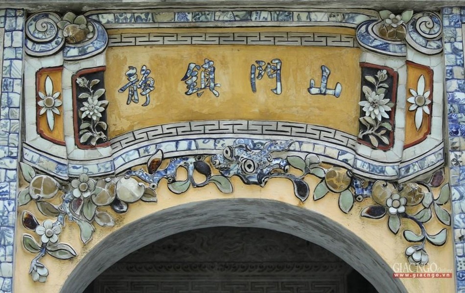 Các mảng sành sứ đều được dùng bằng sành sứ cũ nên họa tiết rất sống động, không bị lệch màu Các mảng sành sứ đều được dùng bằng sành sứ cũ nên họa tiết rất sống động, không bị lệch màu