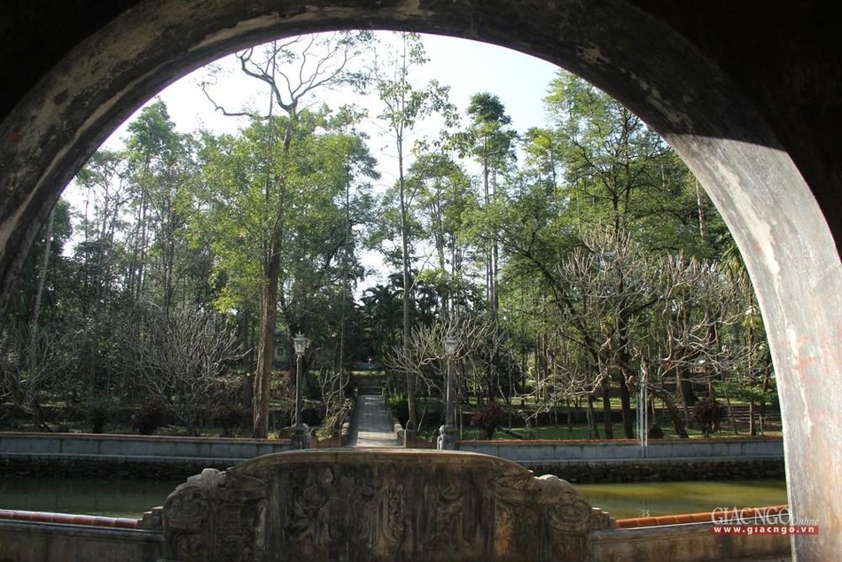 Nhìn bên ngoài vào Nhìn bên ngoài vào