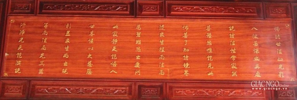 Nét chữ lối thảo hành của Hòa thượng Thanh Quý Chơn Thiệt được chụp nguyên bản và khắc lại trên bản gỗ, gắn vị trí cũ trong chánh điện Nét chữ lối thảo hành của Hòa thượng Thanh Quý Chơn Thiệt được chụp nguyên bản và khắc lại trên bản gỗ, gắn vị trí cũ trong chánh điện