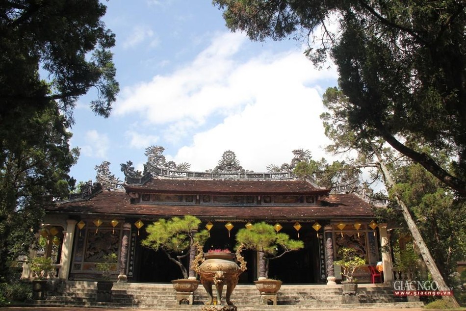 Chánh điện được xây dựng theo kiểu nhà trùng thiềm của cung điện kết cấu kiến trúc nhà rường Chánh điện được xây dựng theo kiểu nhà trùng thiềm của cung điện kết cấu kiến trúc nhà rường