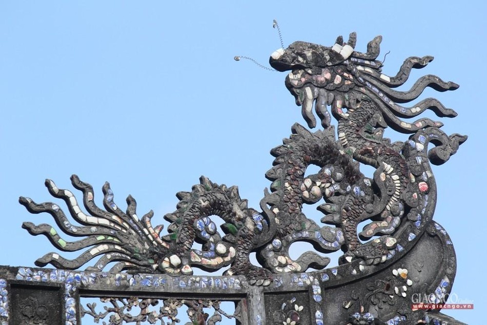 Long chầu pháp luân Long chầu pháp luân