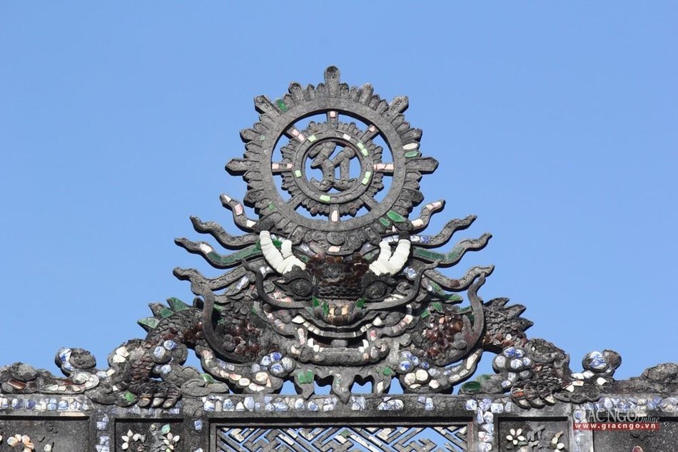 Đỉnh nóc tràn trí lưỡng long chầu pháp luân Đỉnh nóc tràn trí lưỡng long chầu pháp luân