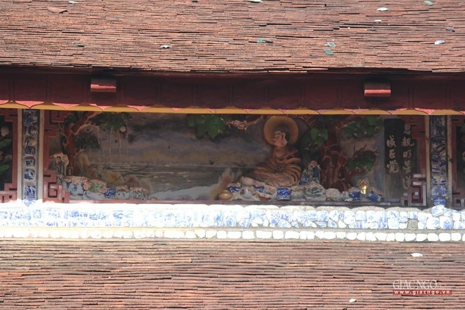 Bộ mái mỏng kiểu trùng thiềm lợp ngói liệt, dãi ô hộc trang trí sự tích Đức Phật đản sanh, xuất thành tầm đạo và chứng đạo dưới cội bồ đề (nhiều mảnh sảnh đã rời, bong rơi) Bộ mái mỏng kiểu trùng thiềm lợp ngói liệt, dãi ô hộc trang trí sự tích Đức Phật đản sanh, xuất thành tầm đạo và chứng đạo dưới cội bồ đề (nhiều mảnh sảnh đã rời, bong rơi)