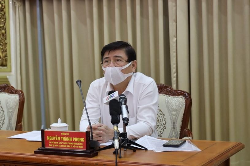 Chủ tịch UBND TP.HCM Nguyễn Thành Phong chủ trì cuộc họp trực tuyến khẩn