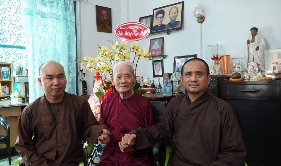 Thăm cư sĩ lão thành Tâm Bửu Tống Hồ Cầm tại tư gia