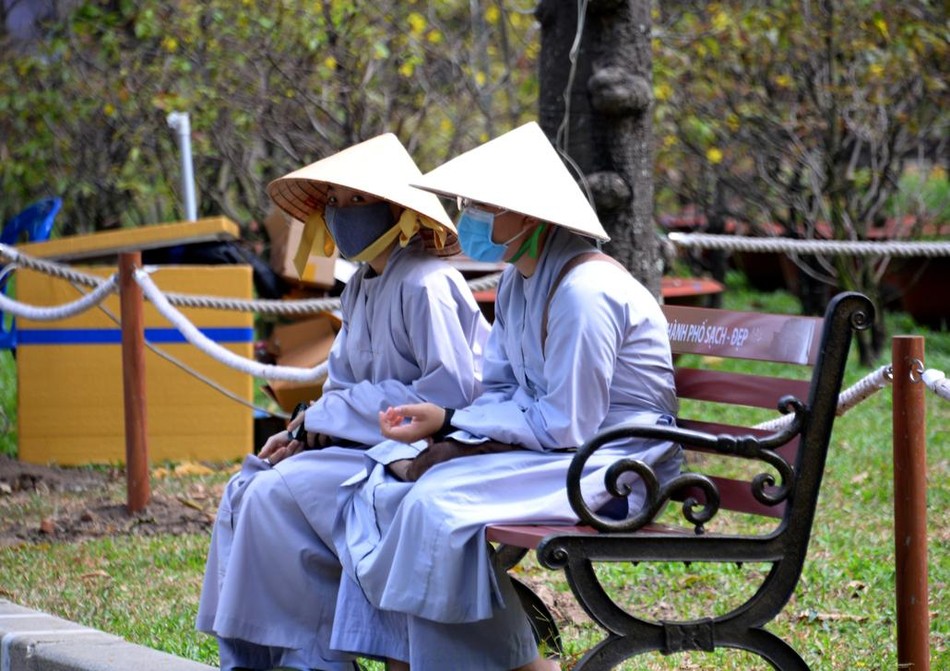 Quý Ni tham quan hội hoa xuân