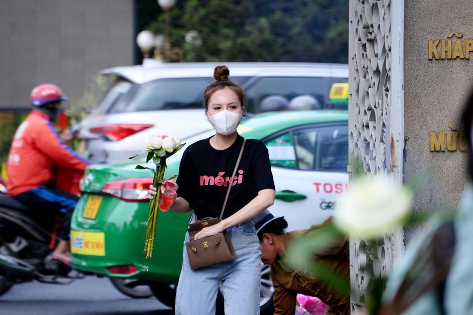 Trước cổng chùa Vĩnh Nghiêm, quận 3