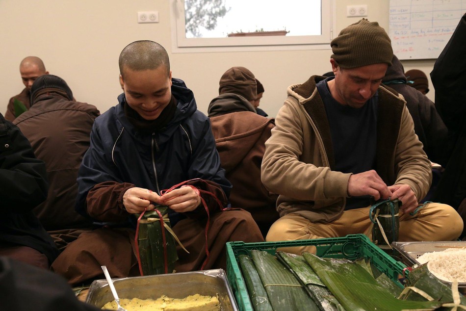 Dưới những gốc mai có trà, có bánh, có nhạc, có thi ca...