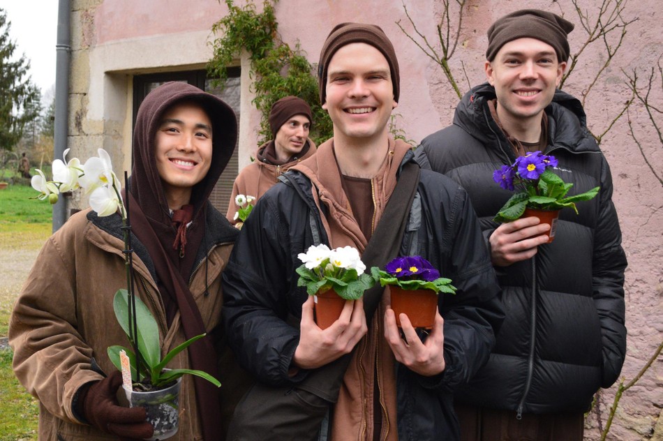 Và những khóa tu cho các giới như: Khóa tu cho giới cảnh sát, khóa tu cho các nhà tâm lý trị liệu...