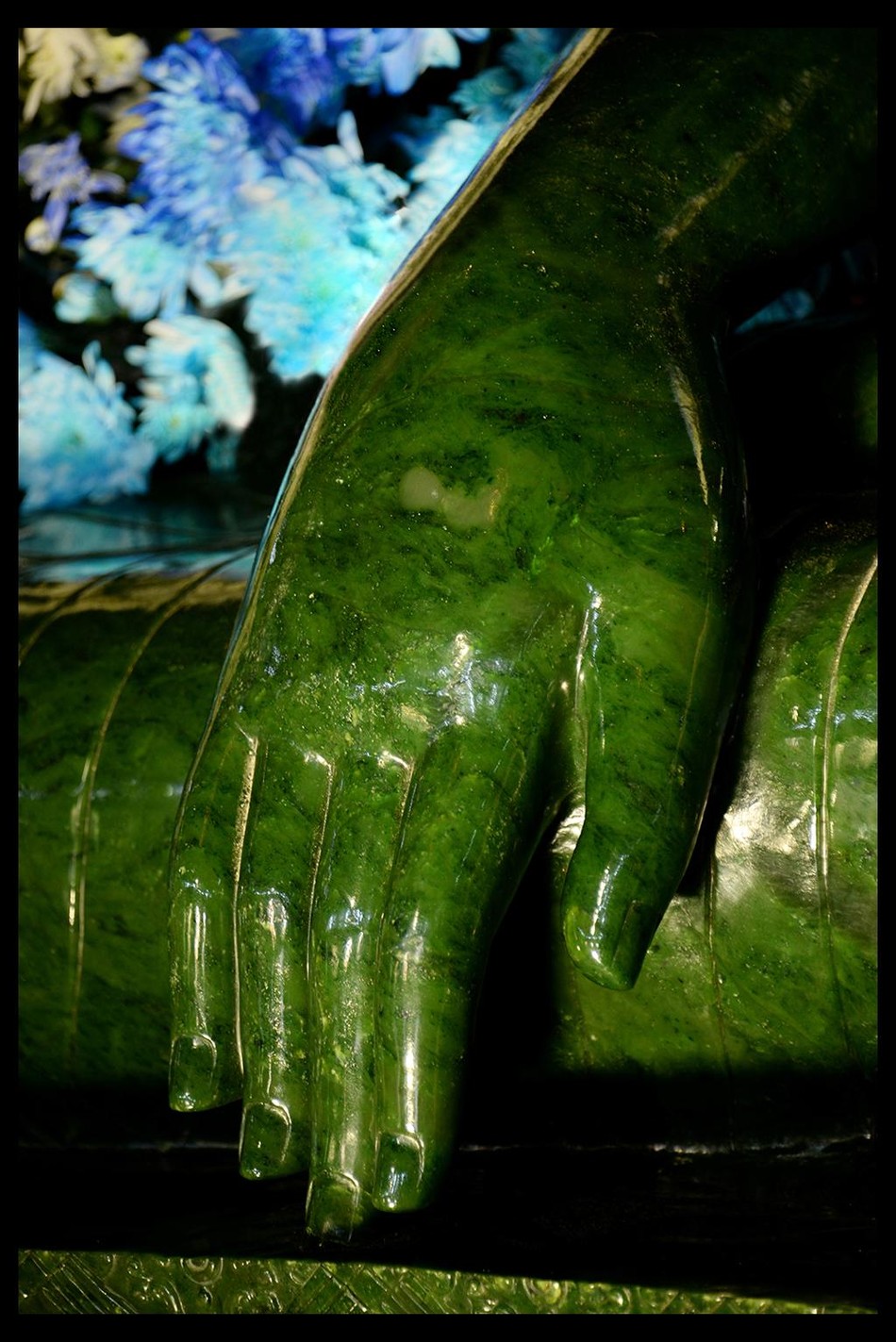 Tay phải với thủ ấn xúc địa Tay phải với thủ ấn xúc địa