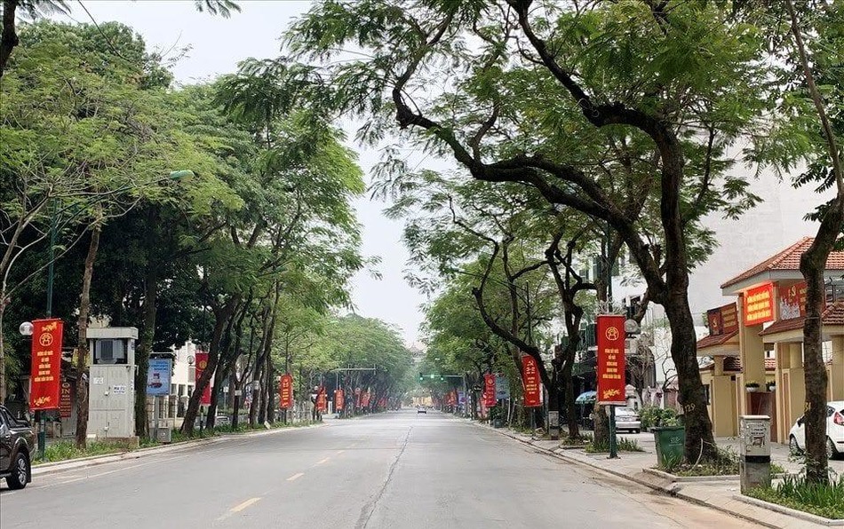 Có nơi không một bóng người, chỉ lác đác vài chiếc ô-tô trên đường Có nơi không một bóng người, chỉ lác đác vài chiếc ô-tô trên đường